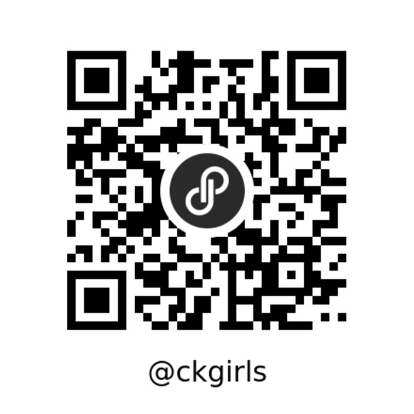 Meet your Posher, Lindsay. Follow along for live sales! - Picture 3 of 5